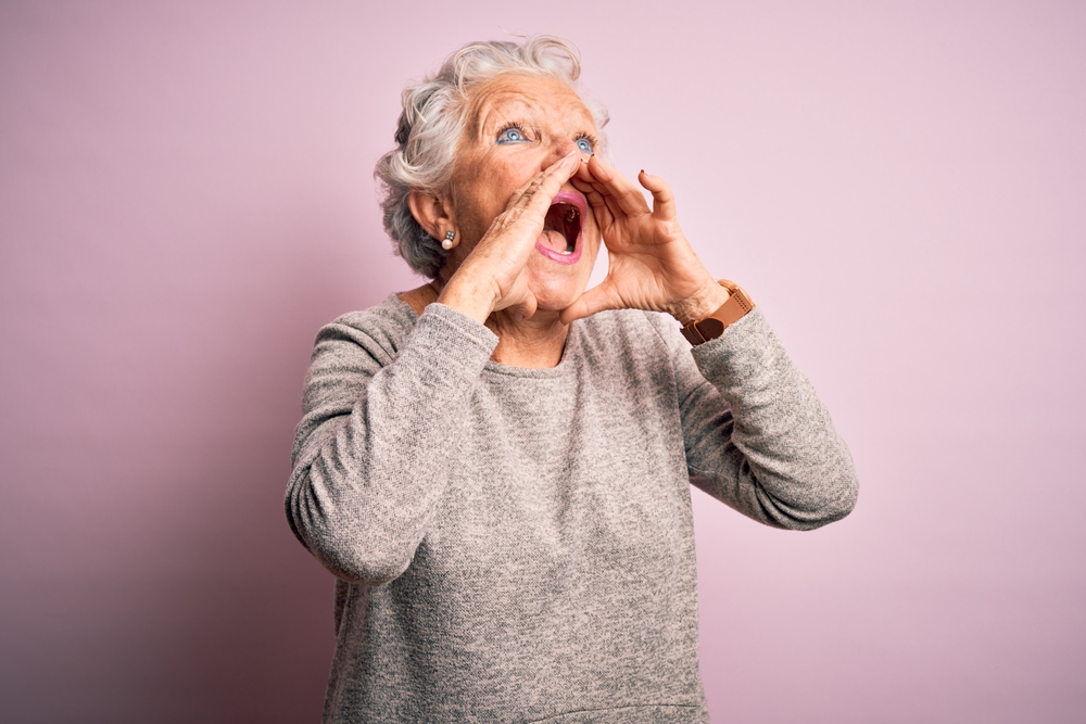 Frau schreit mit voller Kraft